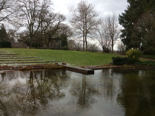 Blick raus auf den Garten aus einem Museumssaal