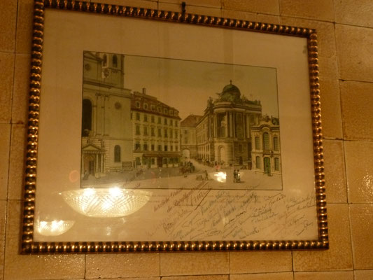 Foto mit den Original-Unterschriften der Wiener Philharmoniker im Restaurant des Schwarzen Kameels (Info von Peter)