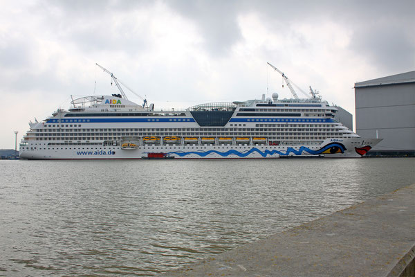 Aida mar (Länge 252 m, Breite 32,2 m, Passagiere 2.194, 71.300 BRZ, fertiggestellt 2012)