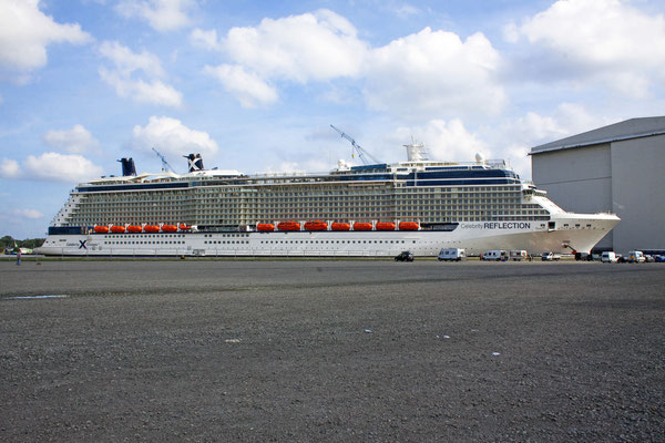 Celebrity Reflection (Länge 319 m, Breite 37,4 m Passagiere 3.046, 126.000 BRZ, fertiggestellt 2012)