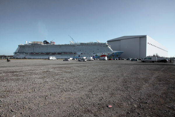 Norwegian Breakaway (Länge 324 m, Breite 39,7 m, Passagiere 3.969, 146.600 BRZ, fertiggstellt 2013)