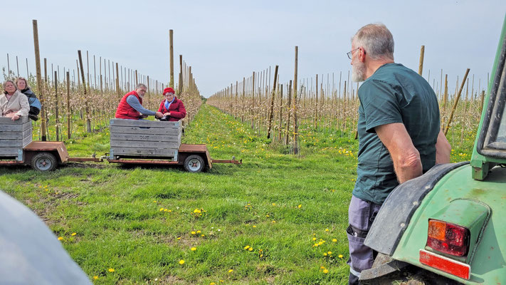 Fahrt mit Janni's Hofexpress durch die Obstplantagen