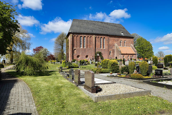 Johannes der Täufer-Kirche, ev.-luth. Kirche in Engerhafe, Gemeinde Südbrookmerland, erbaut im 13. Jahrhundert.