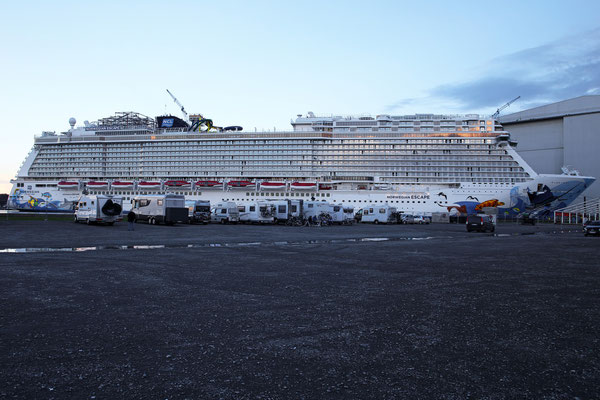 Norwegian Escape (Länge 325,9 m, Breite 41,4 m, Passagiere 4.200, 164.600 BRZ, fertiggestellt 2015)