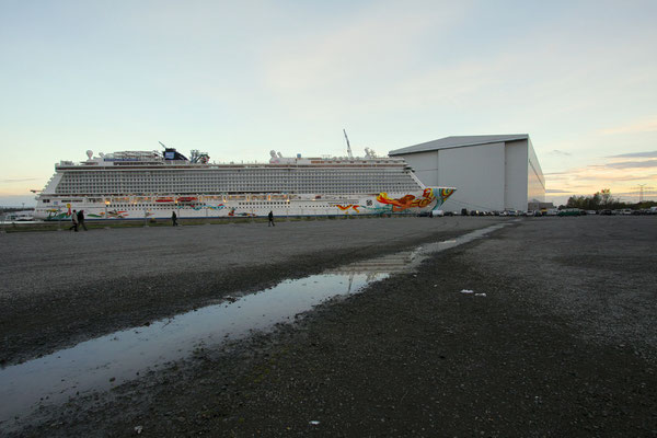 Norwegian Getaway (Länge 325,7 m, Breite 39,7 m, Passagiere 4.028, 146.600 BRZ, fertiggstellt 2013)