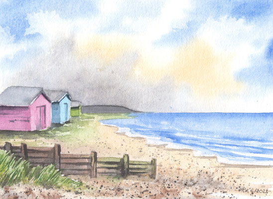 Aquarellbild "Strandhäuschen": ein blaues und magenta farbenes Haus am Strand, im Vordergrund ein Zaun und Grasbüschel