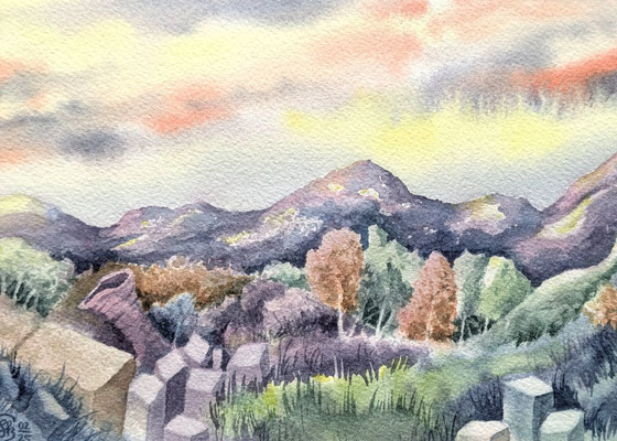 Aquarellbild "Mystische lila Berge": Dramatischer Himmel mit dunklen lila Bergen, Bäumen und Gestein im Vordergrund