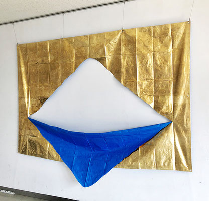 Blue&Gold_170.0×250.0cm_ブルーシート、金属箔_2018