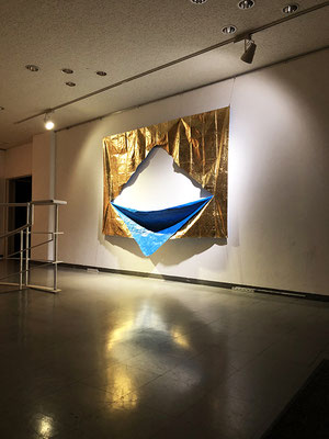 Blue&Gold_170.0×250.0cm_ブルーシート、金属箔_2018