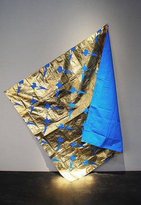 Blue flower_168.0×168.0cm_ブルーシート　金属箔_2016