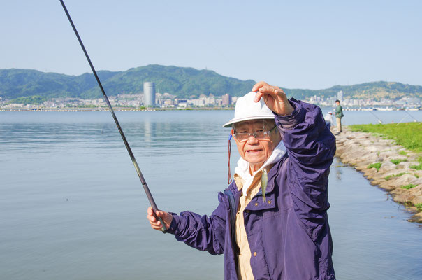 懐かしの南湖のホンモロコを釣り上げ、喜んでおられる杉田さん（昭和９年生まれ）