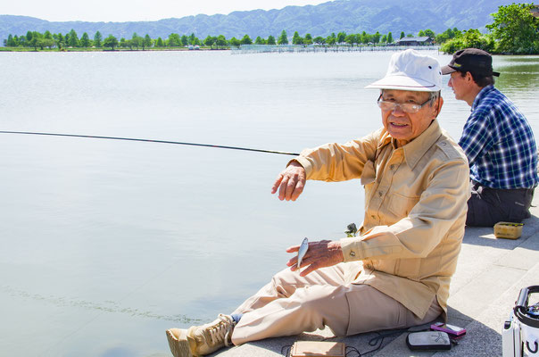 内湖で杉田さんが大きなホンモロコを釣り上げた！ 