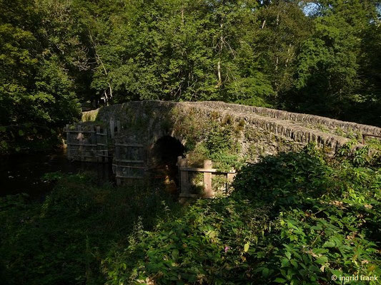 Historische Bruchsteinbrücke über die Große Nister am Kloster Marienstatt