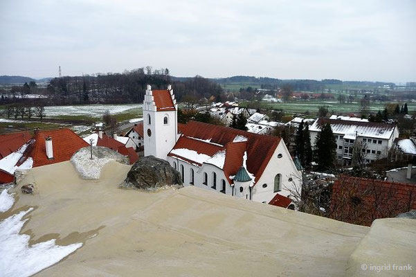 Blick von der Burgruine Fronhofen auf die Pfarrkirche St. Konrad und Vinzenz