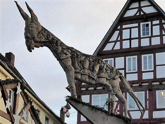 Eselskulptur von Peter Lenk