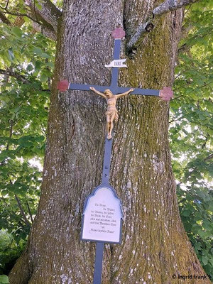 Inschrift: "Die Berge, die Wälder / die Wiesen, die Felder / die Bäche, die Seen / alles was wir sehen, alles / auch des Menschen Spur / ist "Gottes herrliche Natur"