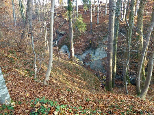Höhle im Oberlauf des Weilerbachs unterhalb des Wasserfalls (zu Kriegszeiten von den Nonnen des nahegelegenen Klosters Kellenried als Versteck genutzt)