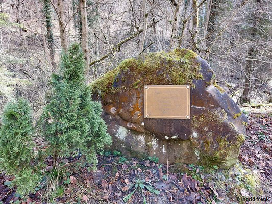 Inschrift: "Herr Anton Schmid verunglückte hier am 30. Januar 1996 bei der Waldarbeit tödlich"