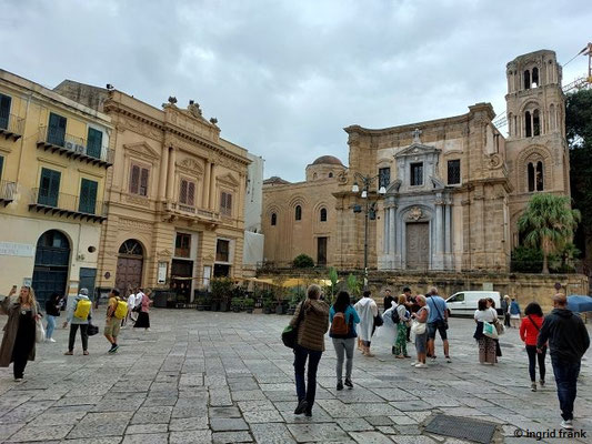 Rechts: Chiesa Santa Maria dell'Ammiraglio; Links: Teatro Bellini