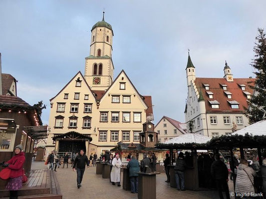 Marktplatz mit Stadtpfarrkirche St. Martin und neuem Rathaus