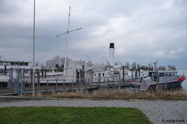 Die "Hohentwiehl", das einzige Dampfschiff auf dem Bodensee,  im Winterquartier in ihrem Heimathafen Hard