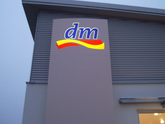 Leuchtstele Pylon dm-markt Traunstein Stele