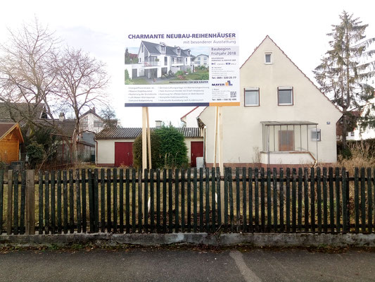 Bautafel Garching Holzkonstruktion eingegraben