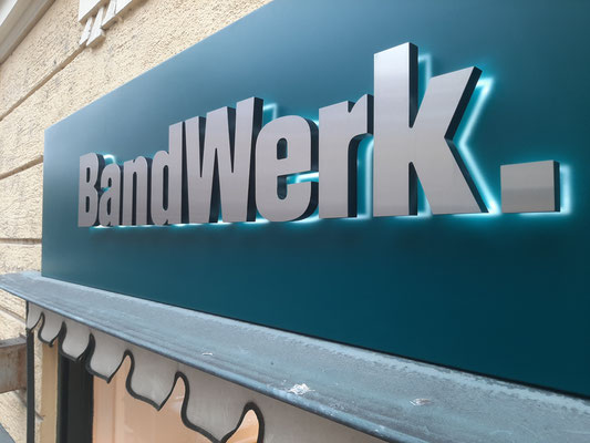 LED Fassadenlogo Edelstahl optik rückleuchtend Türkenstrasse