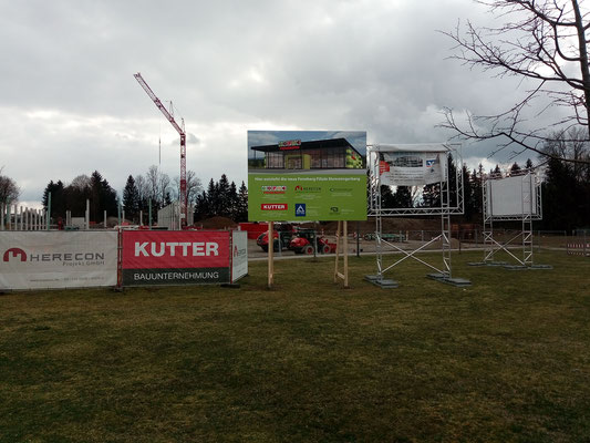 Bautafel auf Holzkonstruktion einbetoniert