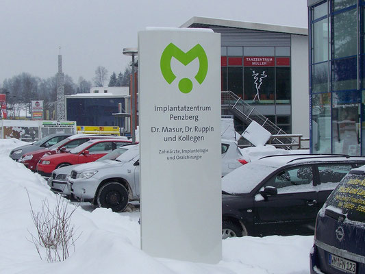 Pylon Stele unbeleuchtet Implantatzentrum Penzberg