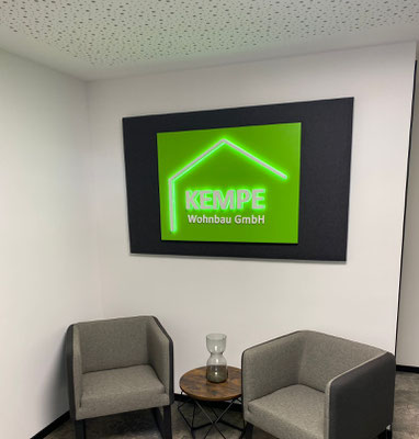 Indirekt beleuchtetes Logo Büro
