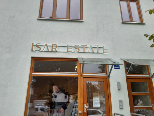 LED Leuchtlogo Rückleuchtend auf kabelschienen