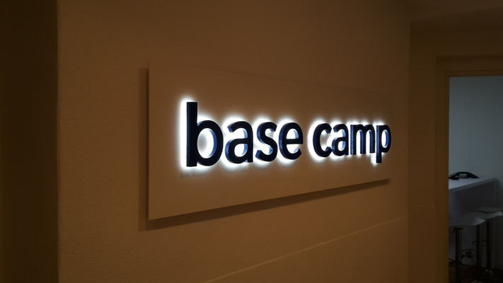 base camp münchen Lichtwerbung Rückleuchtend LED