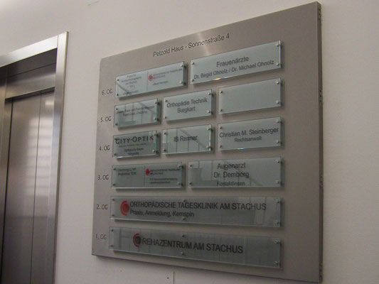 Glasschild System auf Edelstahl Sonnenstraße München