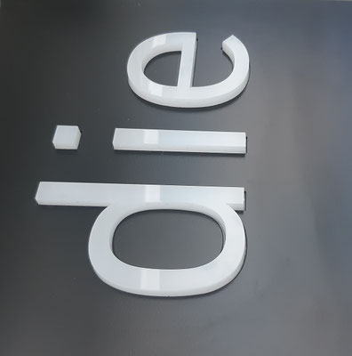 3D Buchstaben durchgesteckt