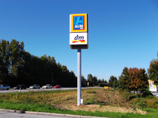 Werbeturm mehrseitig beleuchtet München