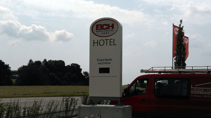 LED Leuchtpylon mit Laufschrift Zimmerpreise