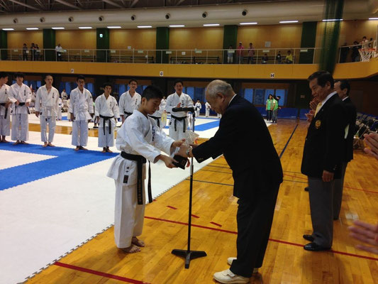 優勝カップ返還