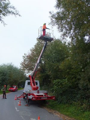 am Straßenrand kann ein Hubsteiger eingesetzt werden, H.Willmes