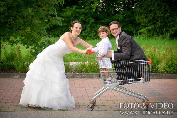 Lustiges Hochzeitsfoto Brätigam im Einkaufswagen