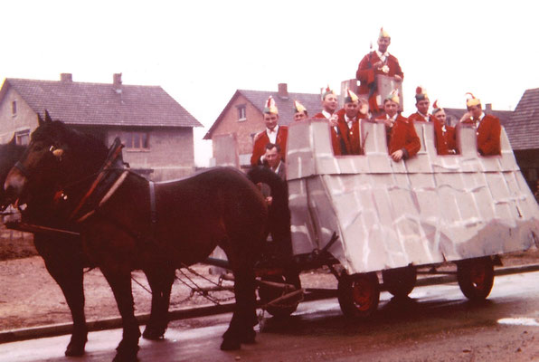 Der Elferrat 1964 auf dem Elferratswagen mit dem Motto "Burgherren" anlässlich 10 Jahren NZO