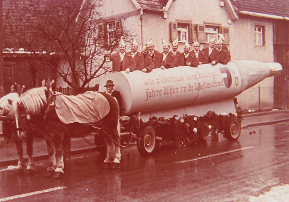 Der Elferrat 1965 bereit für den ersten Auswärtstermin der NZO beim Oberrhein. Narrentag in Kenzingen 