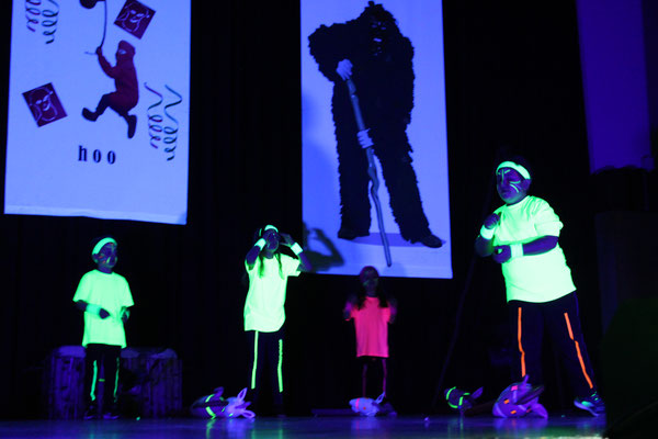 Die "NZO Kids" legen einen fetzigen Auftritt in Neonfarben mit Schwarzlicht auf die Bühne
