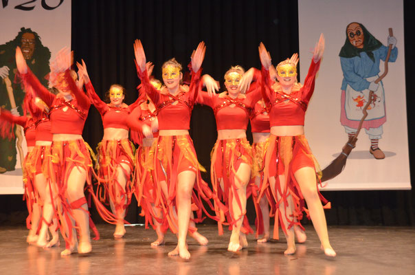 Die Tanzgruppe Fasent Feet entfacht die Begeisterung des Publikums mit "Fire & Ice"