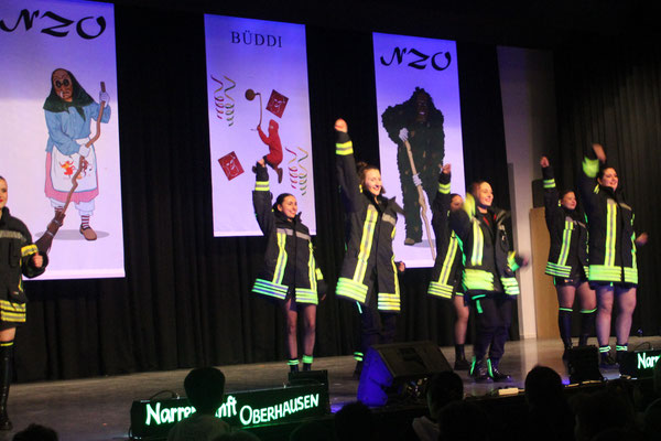 Als Feuerwehr heizen "Dance United" den Zuschauern ordentlich ein