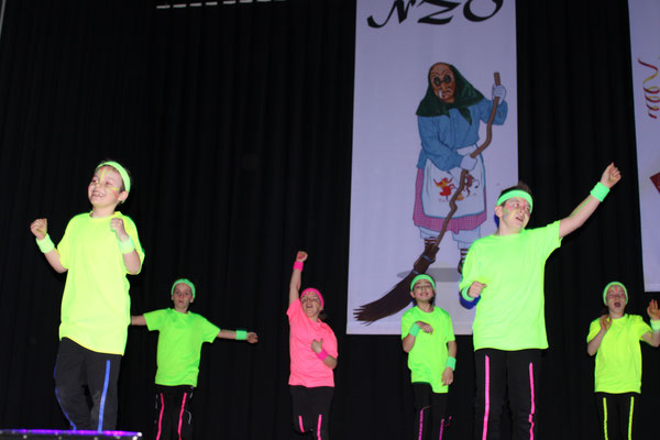 Die "NZO Kids" legen einen fetzigen Auftritt in Neonfarben mit Schwarzlicht auf die Bühne