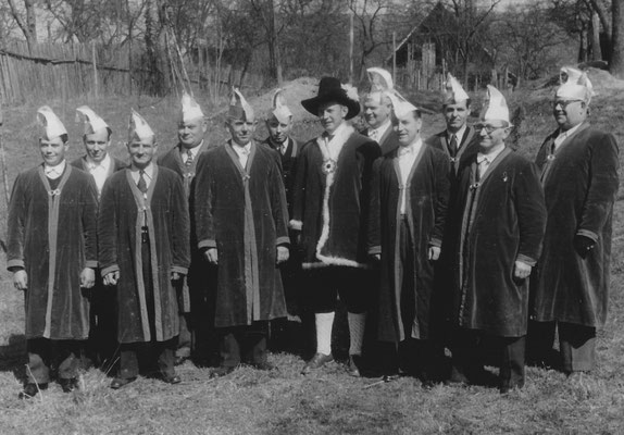 Der erste Elferrat mit Fasentprinz 1953/54 (v.l.n.r. Theodor Lang, Josef Zeiser, Friedrich Ganter, Josef Maurer, Hermann Burger, Ernst Stehlin, Anton Isele, Max Eichhorn, Oswald Maurer, Rudolf Buselmeier, Karl Vögtler, Karl Kunzweiler)