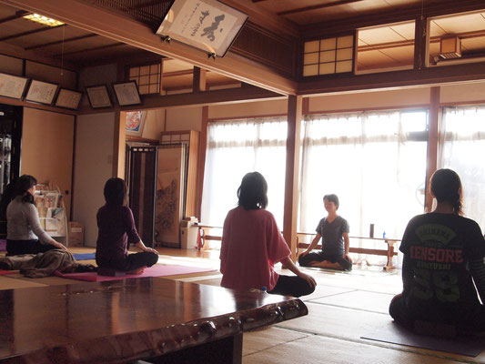 お寺ヨガイベント　「ヨガと写経とお抹茶で文化を感じる静かな時間 in 顕正寺」