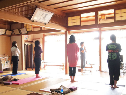 お寺ヨガイベント　「ヨガと写経とお抹茶で文化を感じる静かな時間 in 顕正寺」