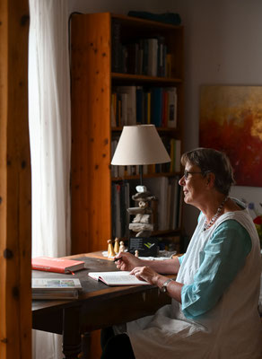 Gabriele Koenigs in ihrem Schreibstübchen. Foto von Magdalena Krause (www.magdalena-krause.de) 